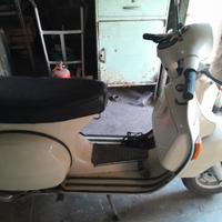 Piaggio Vespa P200E