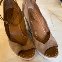Scarpa zeppa alta, aperta in punta