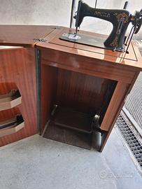 Macchina da cucire vintage con mobiletto