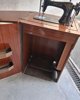 Macchina da cucire vintage con mobiletto