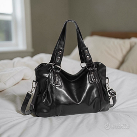 fashionable and versatile crossbody bag