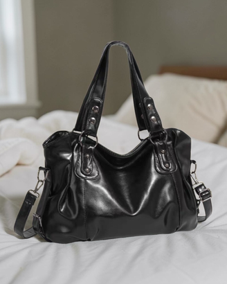 fashionable and versatile crossbody bag