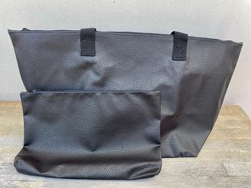 Grande borsa e pochette neri