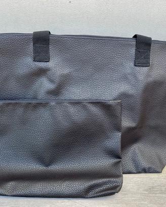 Grande borsa e pochette neri