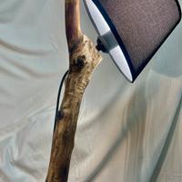 Lampada artigianale con tronco albero