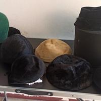 Cappelliera con set di cappelli