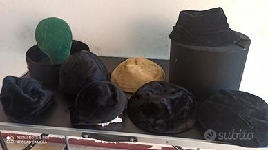 Cappelliera con set di cappelli