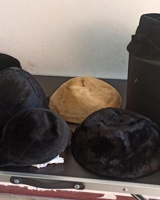 Cappelliera con set di cappelli