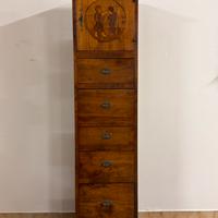 Cassettiera elegante con anta intarsiata