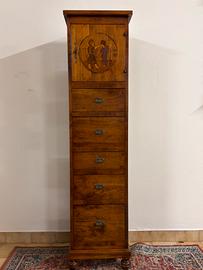 Cassettiera elegante con anta intarsiata