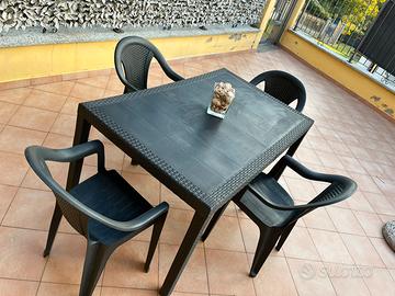 Tavolo e 4 sedie
