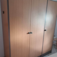 Armadio marrone a tre ante