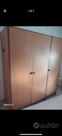 Armadio marrone a tre ante