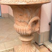 Vaso in terracotta con piedistallo