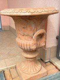 Vaso in terracotta con piedistallo