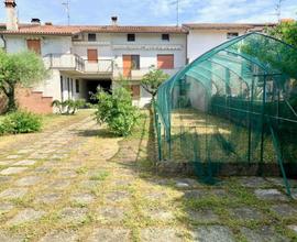 Casa in linea con giardino