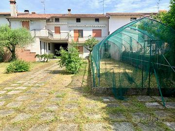 Casa in linea con giardino