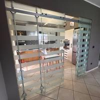 Porta scorrevole in vetro