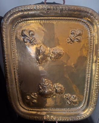 Antico Vassoio/Svuotatasche in Ottone Sbalzato