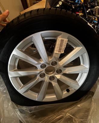 Set di gomme invernali con cerchio originale Audi