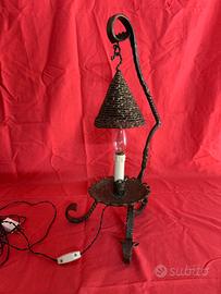 Lampada da tavolo in ferro battuto, pezzo unico