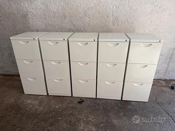 Cassettiera con cartelline appese