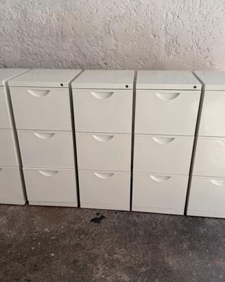 Cassettiera con cartelline appese