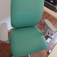 Mobili ufficio con sedie e PC.