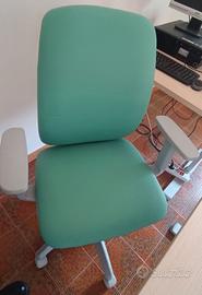 Mobili ufficio con sedie e PC.