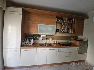 Cucina completa di elettrodomestici e tavolo