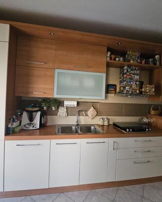 Cucina completa di elettrodomestici e tavolo