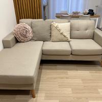 Divano angolare beige in tessuto reversibile