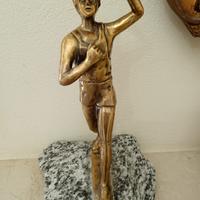 Statua in bronzo raffigurante corridore