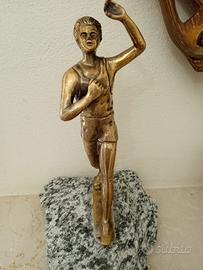 Statua in bronzo raffigurante corridore