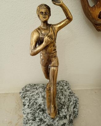 Statua in bronzo raffigurante corridore