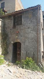 Stalla da ristrutturare con 2 piccoli terreni
