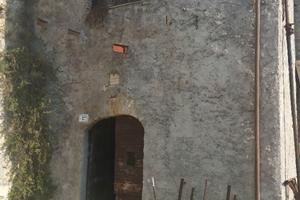 Stalla da ristrutturare con 2 piccoli terreni