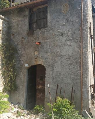 Stalla da ristrutturare con 2 piccoli terreni