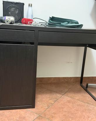 scrivania con cassettiera