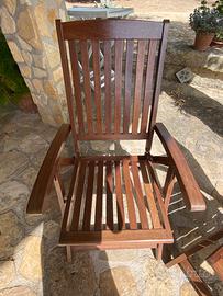 tre poltrone in legno da giardino