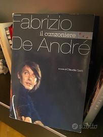 Libro di musica con note delle canzoni di De Andrè