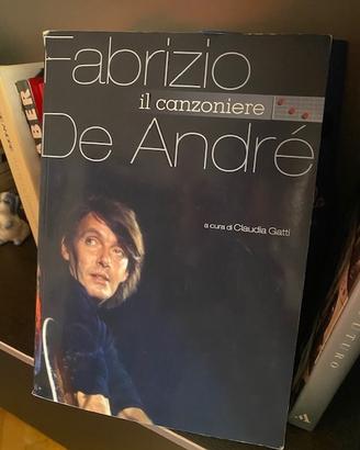 Libro di musica con note delle canzoni di De Andrè