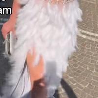 abito cerimonia con piume bianco