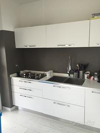 Cucina con elettrodomestici smeg