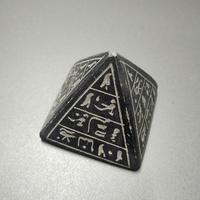 piramide egiziana in terracotta