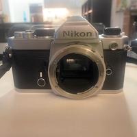 Nikon FM analogica con obiettivo28  mm. Nikkor