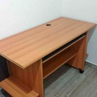 Scrivania in legno 130x60 con mensole porta pc