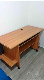 Scrivania in legno 130x60 con mensole porta pc