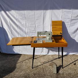 Scrivania vintage con macchina da cucire Pfaff