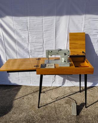 Scrivania vintage con macchina da cucire Pfaff